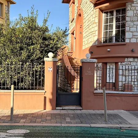 Ciste Avec Terrasse A كانيو سور مير